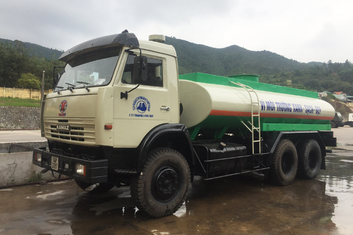 Xe xi téc chở nước